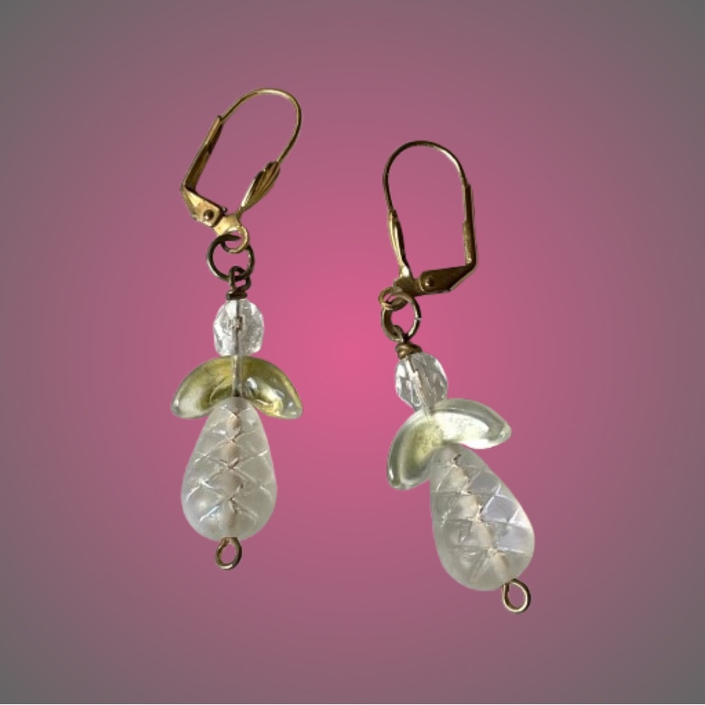 🚨🚨FINAL SALE!!!!🚨🚨Vintage goldtone & art glass “angel” leverback earrings